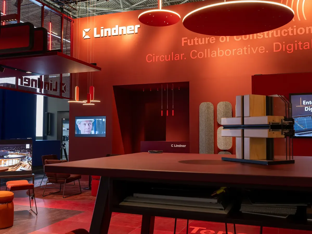 Lindner Group stand in bold red with LED strips and expanded metal, presenting the »Future of Construction« concept
