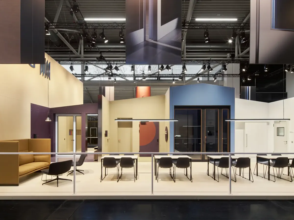 Westag open exhibition area with wall elements in different colours and integrated door samples, black chairs arranged in a row