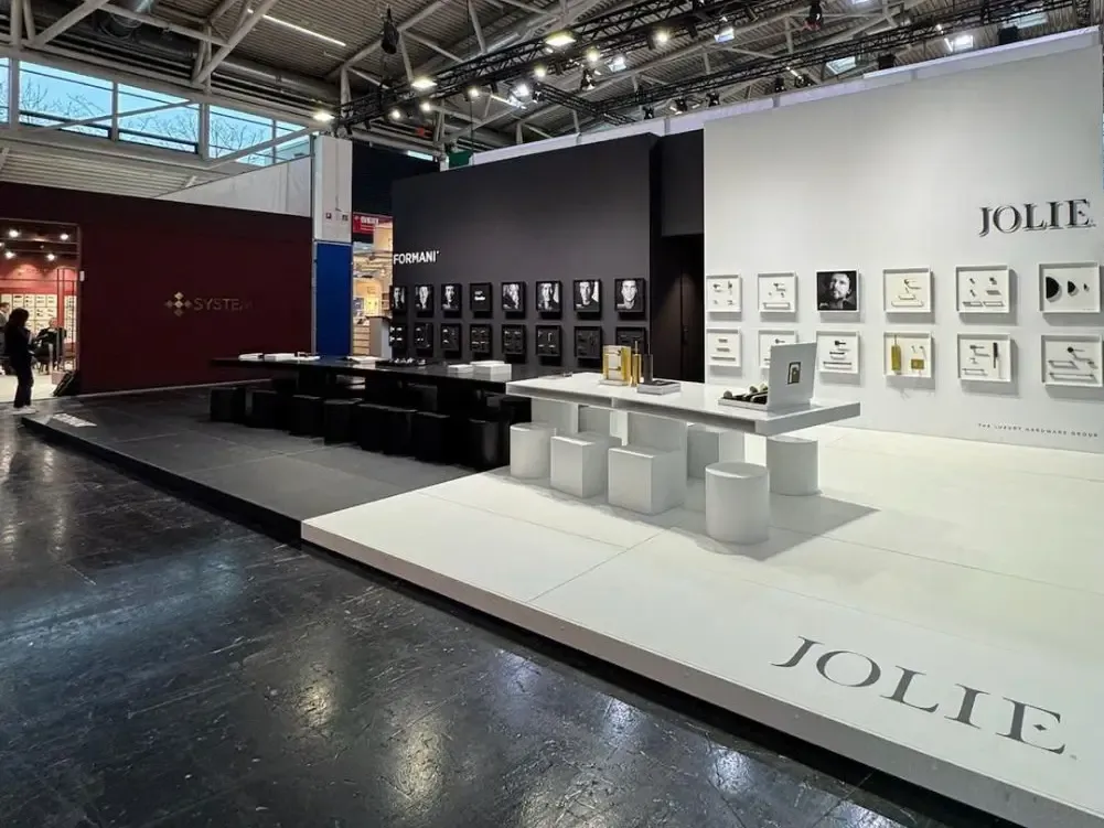 Formani stand at BAU 2025: contrasting black and white design with a designer gallery and minimalist furnishings, presenting fittings from the JOLIE collection